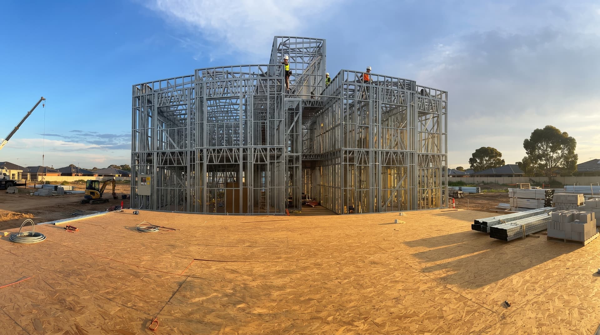 Estrutura de Steel Frame em obra da Métril ao entardecer
